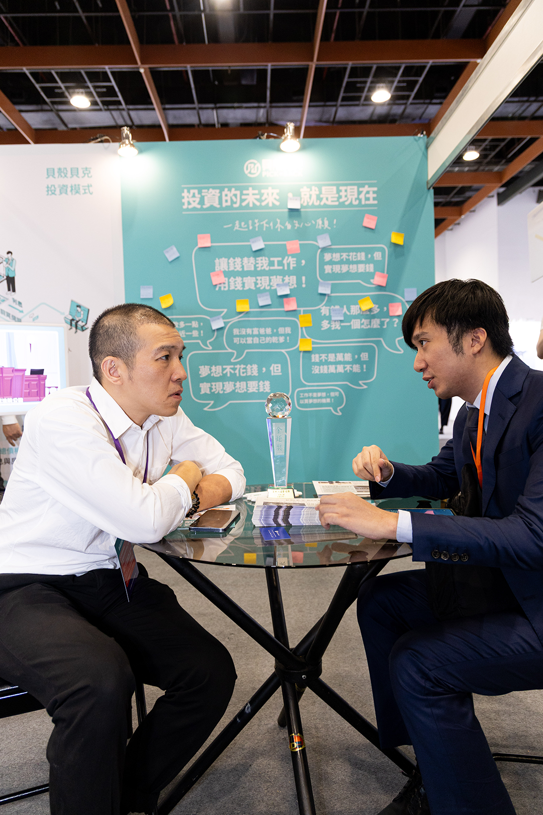 汪宸副理正與參展民眾進行一對一的投資理財諮詢
